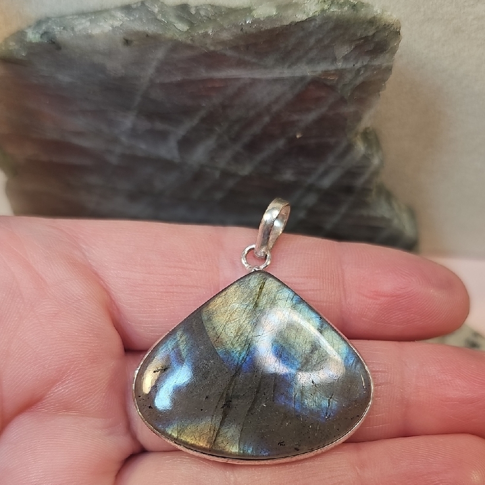 Silver Gray Labradorite Necklace with Iridescent Stone